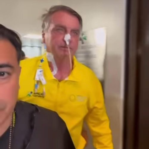 O ex-presidente Jair Bolsonaro foi transferido de um hospital no Rio Grande do Norte para outro em Brasília, na noite de sábado (12), para passar por uma cirurgia de desobstrução intestinal. Ao sair do hospital em Natal, por volta das 17h30 de sábado, a primeira pergunta dele foi sobre o jogo do Palmeiras. A informação foi dada pelo senador Rogério Marinho (PL-RN), que o acompanhava. “Está bem, bem humorado. A primeira coisa que ele perguntou foi o jogo do Palmeiras. Ficou feliz com o resultado. Está absolutamente tranquilo com a equipe de médicos, na qual ele tem confiança. São pessoas que o acompanham desde 2018″, disse Marinho. Bolsonaro estava no RN para participar de um evento do PL quando sentiu as primeiras dores, na sexta-feira (11). O ex-presidente chegou ao Hospital DF Star, em Brasília, às 22h de sábado. Ele desceu da ambulância andando e aceinou para alguns apoiadores. Ele foi assistido pelo médico Leandro Echenique, que conduziu exames durante e noite e decidiu pela realização da cirurgia. “Ele ficou estável, a dor não piorou. Então, ele está em um momento muito estável. Agora, isso não significa que houve melhora no quadro de obstrução intestinal. Ele está estável é nos demais aspectos de pressão, de frequência cardíaca”, afirmou Echenique. O procedimento cirúrgico tem como objetivo corrigir problemas decorrentes da facada que o ex-presidente sofreu na campanha eleitoral de 2018: “É uma cirurgia bem extensa. Veja bem, o abdômen já foi muito manipulado desde a facada de 2018”, complementou o médico. O ex-presidente Jair Bolsonaro foi transferido de um hospital no Rio Grande do Norte para outro em Brasília, na noite de sábado (12), para passar por uma cirurgia de desobstrução intestinal. Ao sair do hospital em Natal, por volta das 17h30 de sábado, a primeira pergunta dele foi sobre o jogo do Palmeiras. A informação foi dada pelo senador Rogério Marinho (PL-RN), que o acompanhava. “Está bem, bem humorado. A primeira coisa que ele perguntou foi o jogo do Palmeiras. Ficou feliz com o resultado. Está absolutamente tranquilo com a equipe de médicos, na qual ele tem confiança. São pessoas que o acompanham desde 2018″, disse Marinho. Bolsonaro estava no RN para participar de um evento do PL quando sentiu as primeiras dores, na sexta-feira (11). O ex-presidente chegou ao Hospital DF Star, em Brasília, às 22h de sábado. Ele desceu da ambulância andando e aceinou para alguns apoiadores. Ele foi assistido pelo médico Leandro Echenique, que conduziu exames durante e noite e decidiu pela realização da cirurgia. “Ele ficou estável, a dor não piorou. Então, ele está em um momento muito estável. Agora, isso não significa que houve melhora no quadro de obstrução intestinal. Ele está estável é nos demais aspectos de pressão, de frequência cardíaca”, afirmou Echenique. O procedimento cirúrgico tem como objetivo corrigir problemas decorrentes da facada que o ex-presidente sofreu na campanha eleitoral de 2018: “É uma cirurgia bem extensa. Veja bem, o abdômen já foi muito manipulado desde a facada de 2018”, complementou o médico.